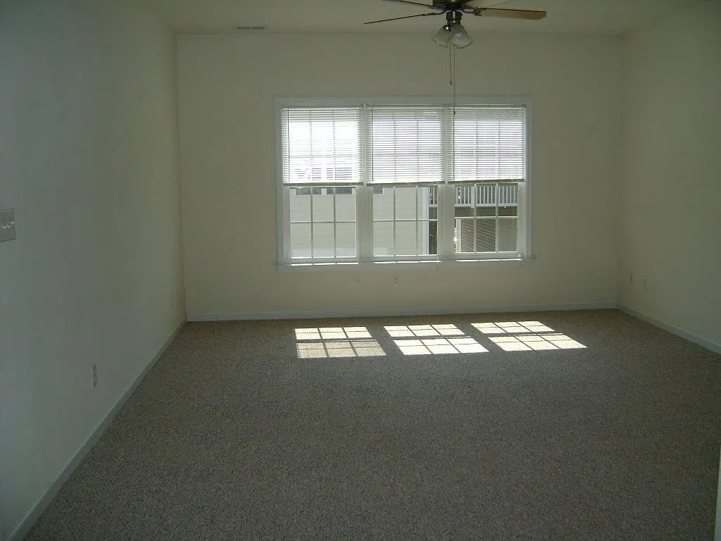 2 bed, 860 sqft, $1,400 — Photo 2