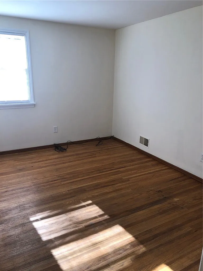 3 bed, 1.0 bath, 972 sqft, $1,750 — Photo 4