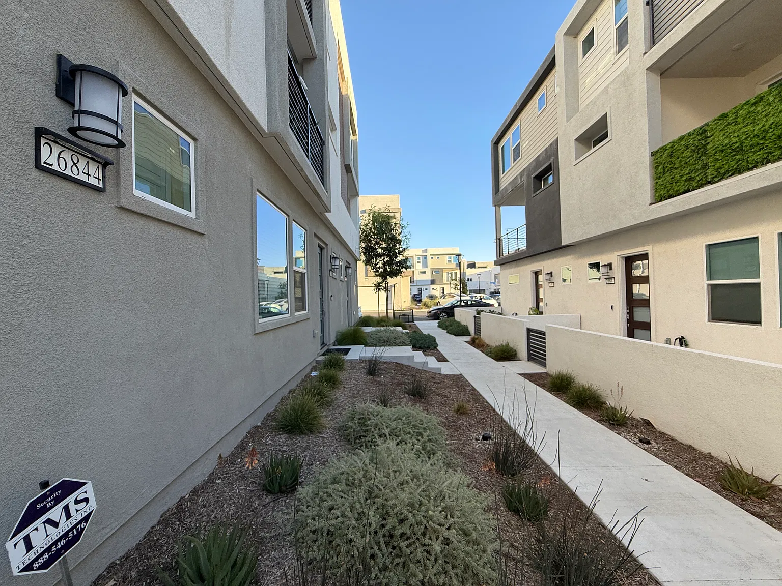 3 bed, 1956 sqft, $4,200 — Photo 2