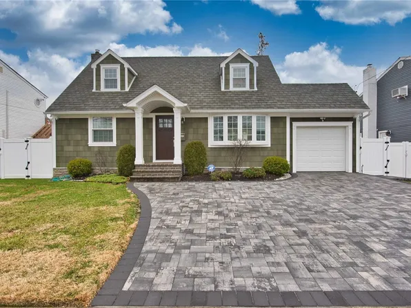 128 Sullivan Avenue, Farmingdale, NY 11735