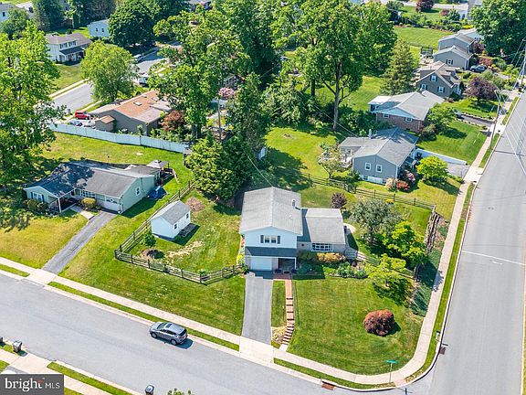 3rd image of 450 Silver Brook Dr