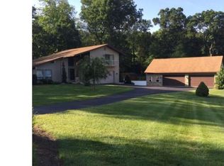 1222 Possum Ln, Leesport, PA 19533