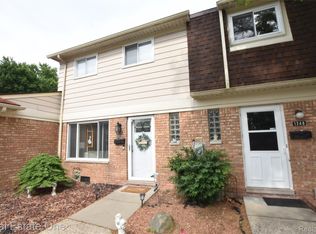 1350 Laurel Valley Dr, Waterford, MI