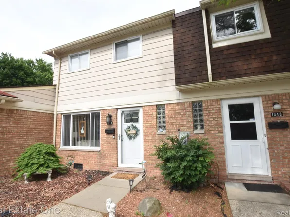1350 Laurel Valley Dr, Waterford, MI 48327