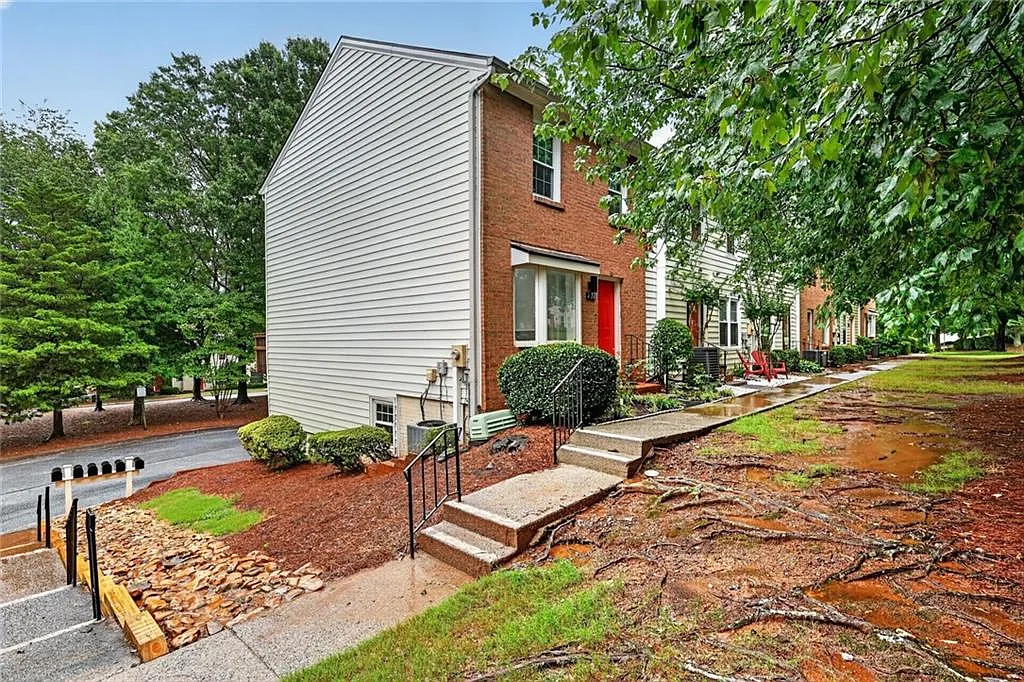 3 bed, 3.5 bath, 1240 sqft, $2,500 — Photo 3