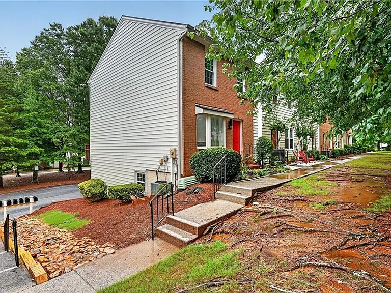 226 High Creek Dr — Photo 3