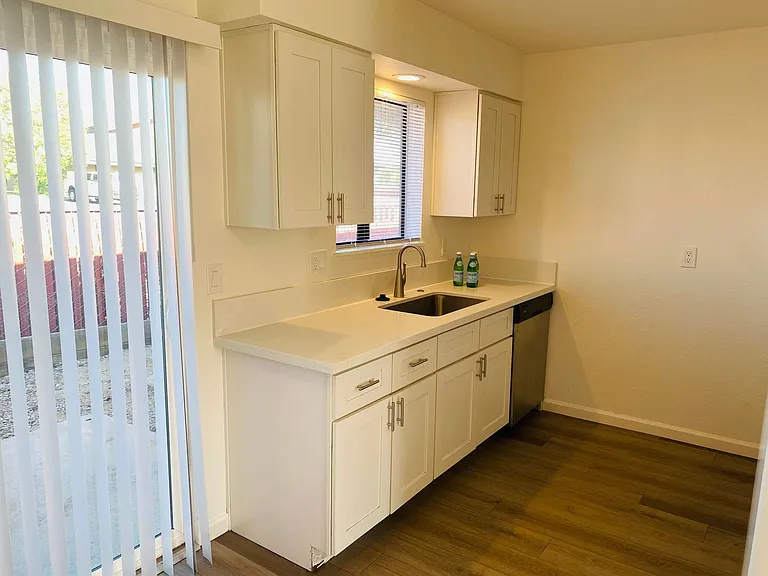 433 Timothy Way — Photo 2