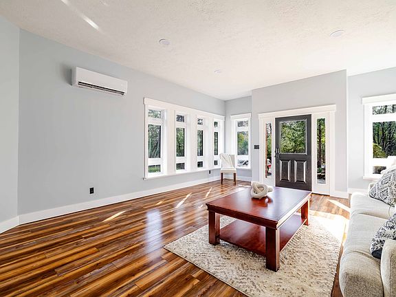 5th image of 123 Empire Ln