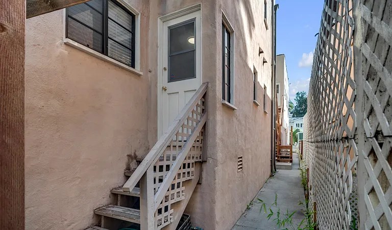2270 N Beachwood Dr #2 — Photo 19