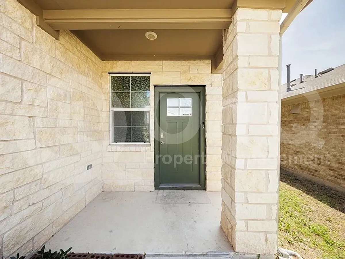 4 bed, 1.0 bath, 2220 sqft, $2,200 — Photo 3