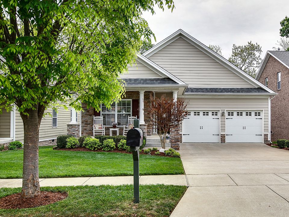 Cottage home w/Stone accent