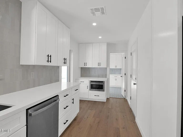 501 W Seldon Ln — Photo 20