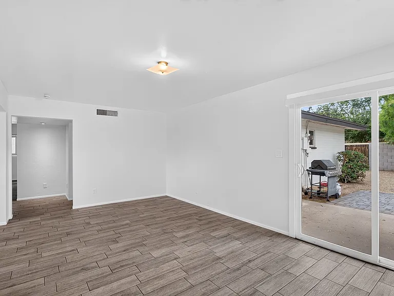 4720 N Miller Rd — Photo 12