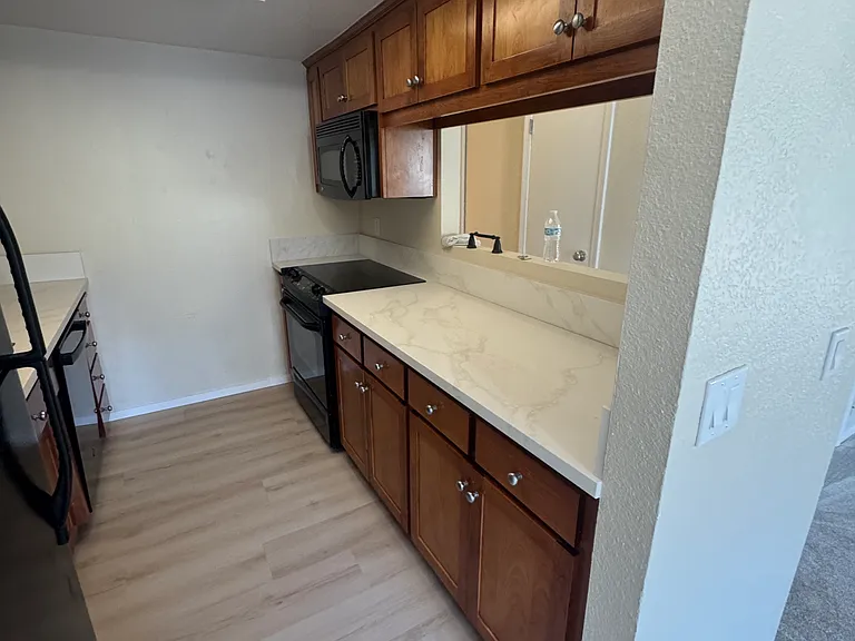 1043 Southwood Dr #J — Photo 7