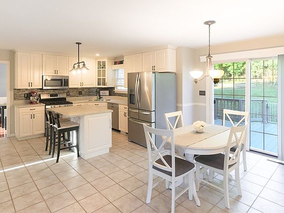 3rd image of 113 Autumn Hill Dr