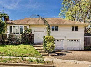 22 Briarwood Ln, Plainview, NY 11803