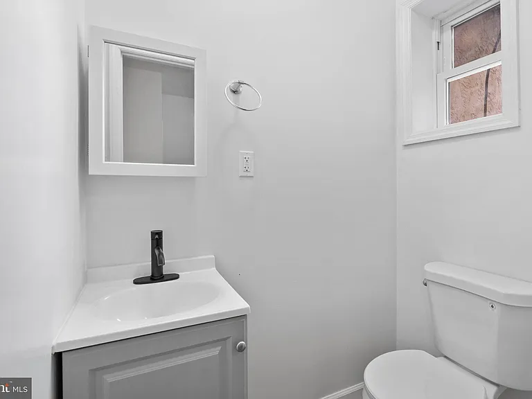 2055 Dickinson St — Photo 13