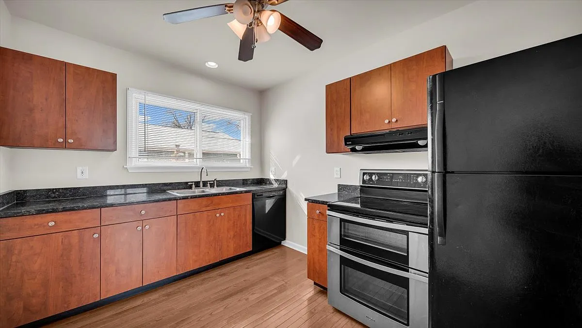 2 bed, 906 sqft, $1,600 — Photo 3
