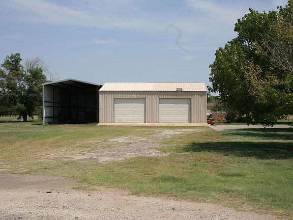 Dettached garage/RV parking