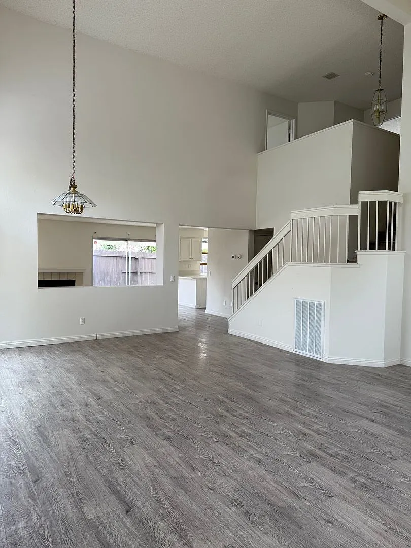 Centraly Located Shopping, Fwy, 2 story, 4 bedrooms 2.5 bath, patio with fence. new paint. — Photo 4