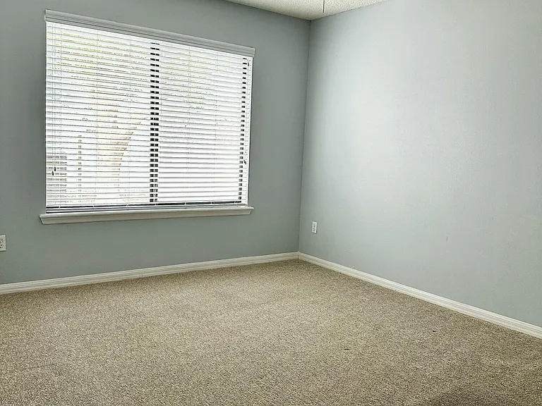 341 Redwood Ln — Photo 4