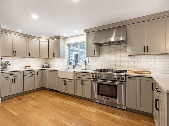 2nd image of 504 Essex St