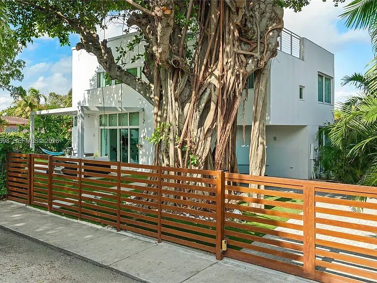 1898 SW 17th St — Photo 60