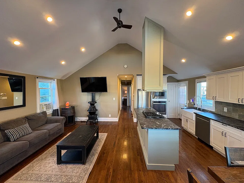 49 Connecticut Ave #2
