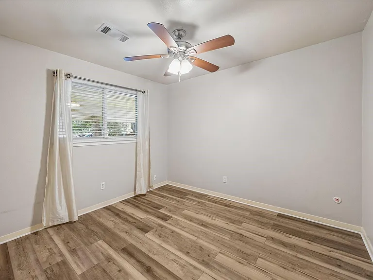 8403 Meadowshire St — Photo 9