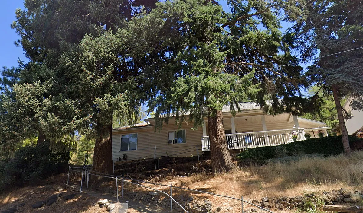 Photo 2 of 9 - 303 S Mill St #2 - Colfax, WA Building Photo - 303 S Mill St #2