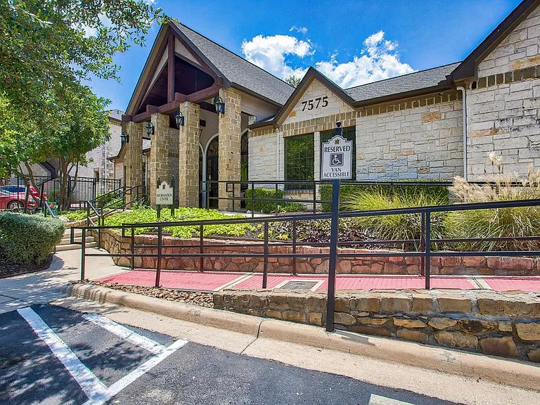 Nestled in a serene setting with beautiful views, Mission Oak apartment provides a peaceful retreat that feels worlds away while being conveniently located near shopping, dining, and major employers.