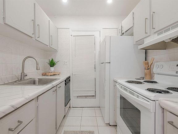 2nd image of 16790 NE 14th Avenue #311