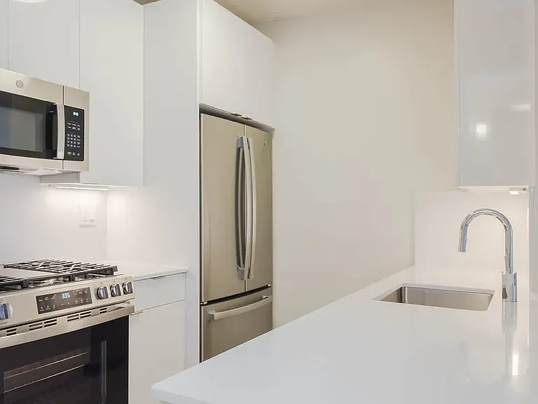 305 W 50th St #4A — Photo 14
