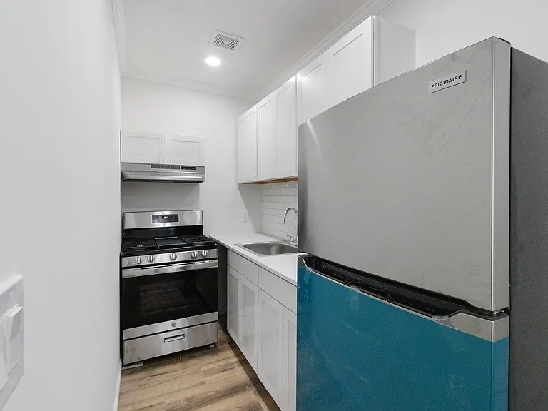 21-29 Audrey Ave #D — Photo 1
