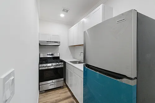21-29 Audrey Ave #D Photo 1