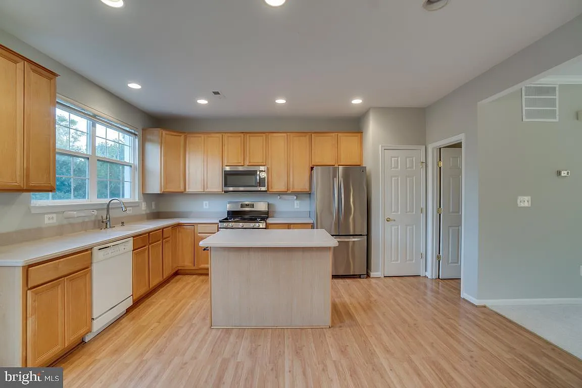 3 bed, 2.5 bath, 2151 sqft, $3,200 — Photo 4