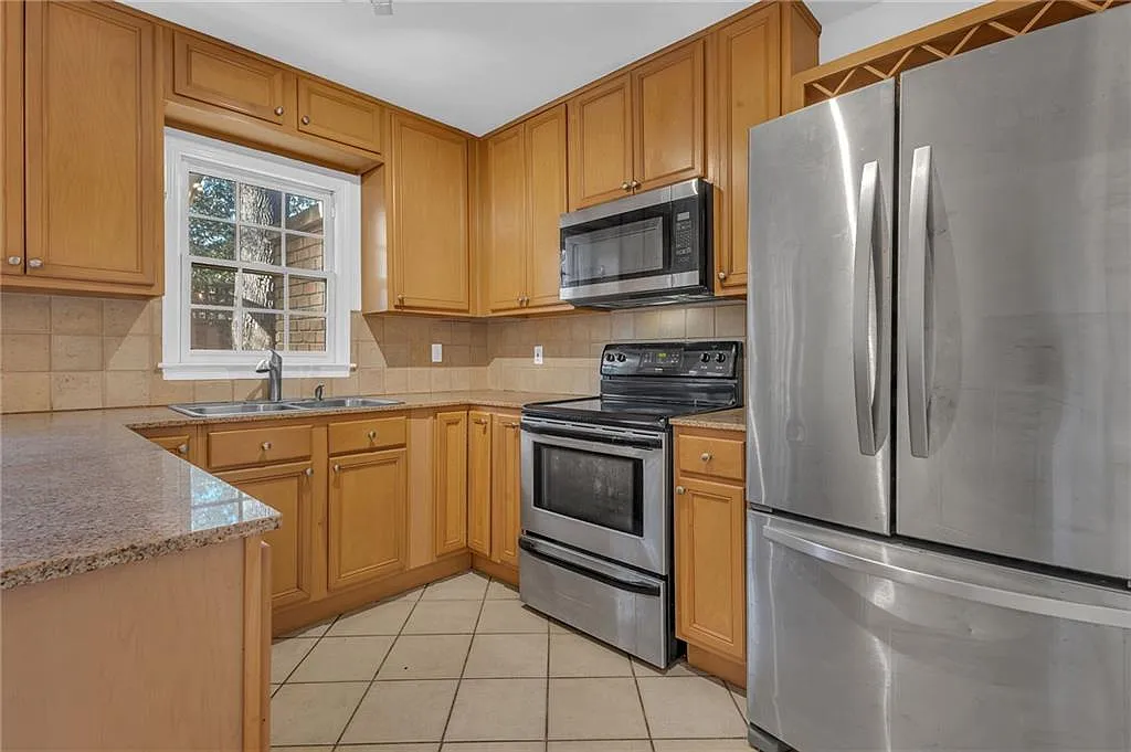 2 bed, 1.5 bath, 1020 sqft, $1,800 — Photo 3
