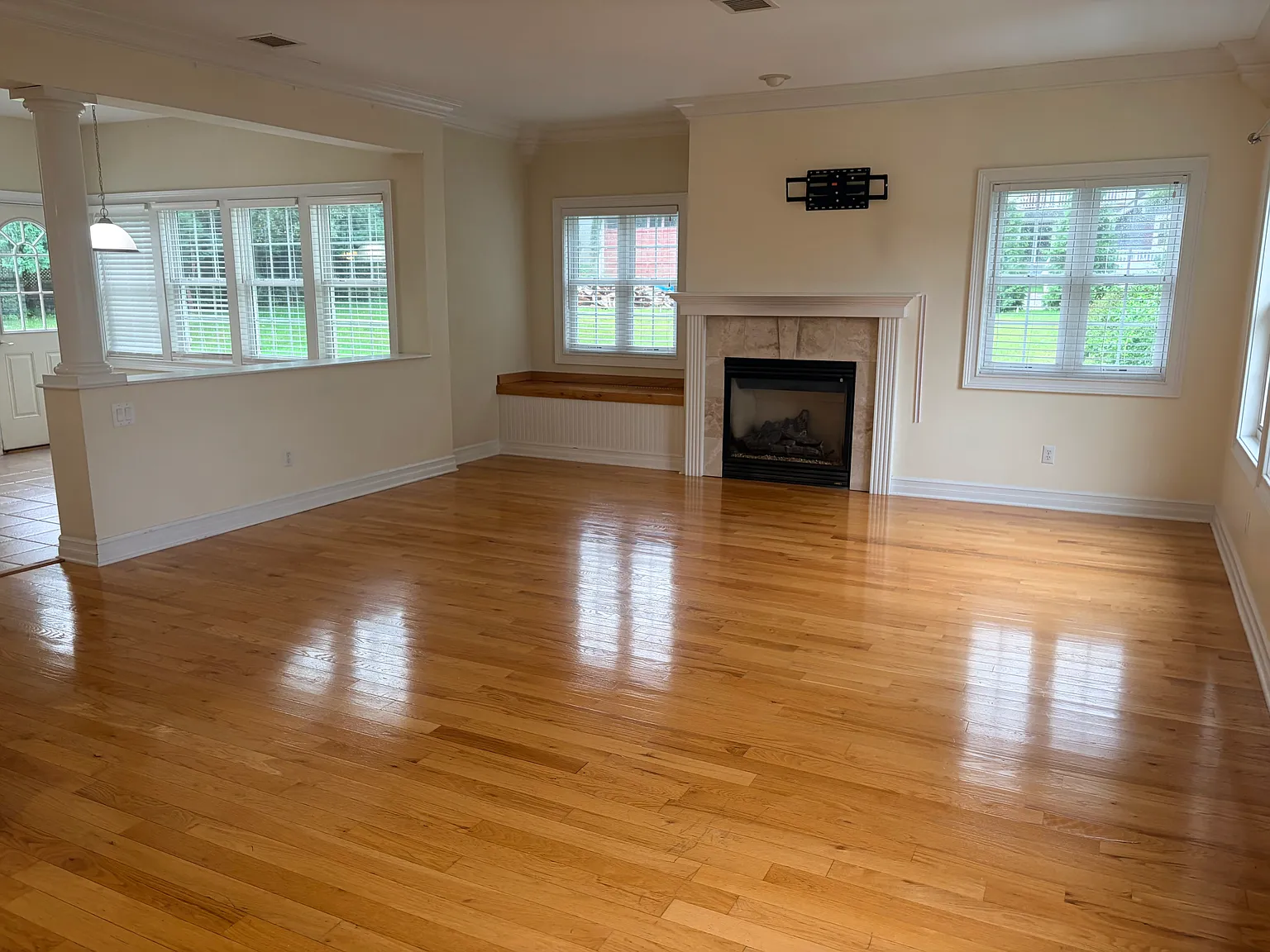 4 bed, 3.5 bath, 2462 sqft, $4,500 — Photo 2