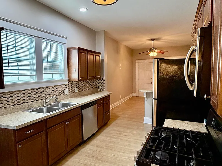 2125 Crittenden Dr — Photo 3
