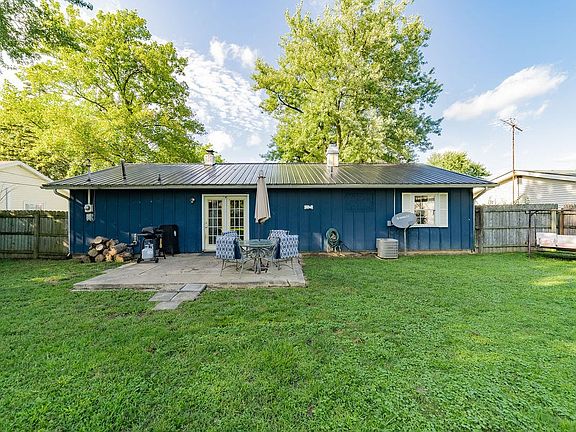 2nd image of 1717 W Glenn Ellyn Dr
