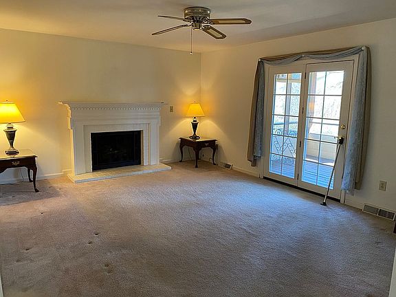 Family Room w/Gas Logs