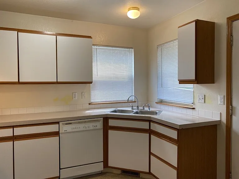610 S Whitcomb St #B — Photo 8