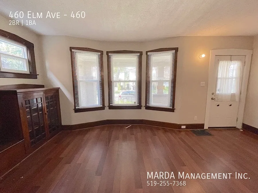 Charming 2-Bedroom/1bath Main Floor Apartment + Hydro & Gas — Photo 4