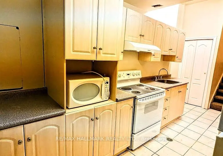 166 Sail Cres #LOWER — Photo 3