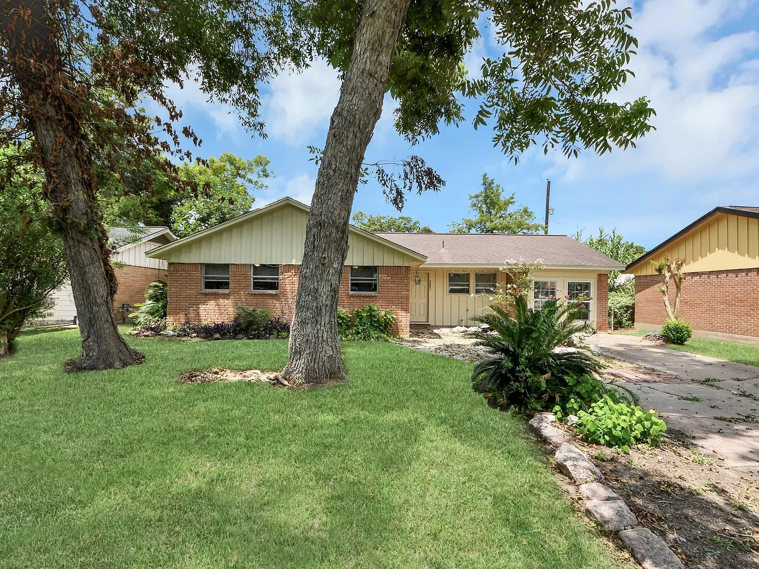 4 bed, 2.0 bath, 1397 sqft, $1,600 — Photo 1