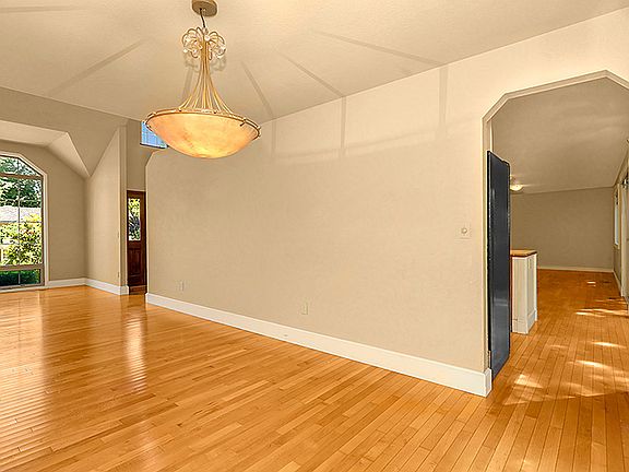 5th image of 20813 NE 42nd St