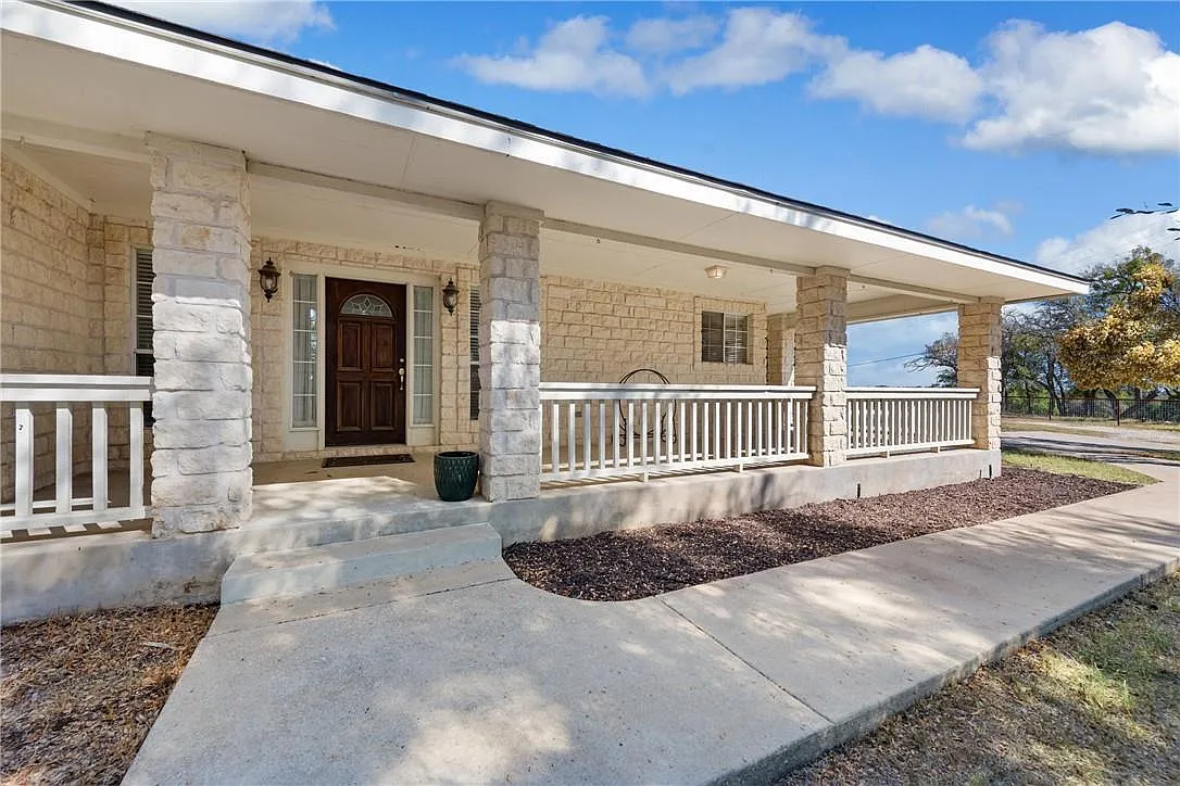 3 bed, 2.0 bath, 2056 sqft, $3,000 — Photo 2