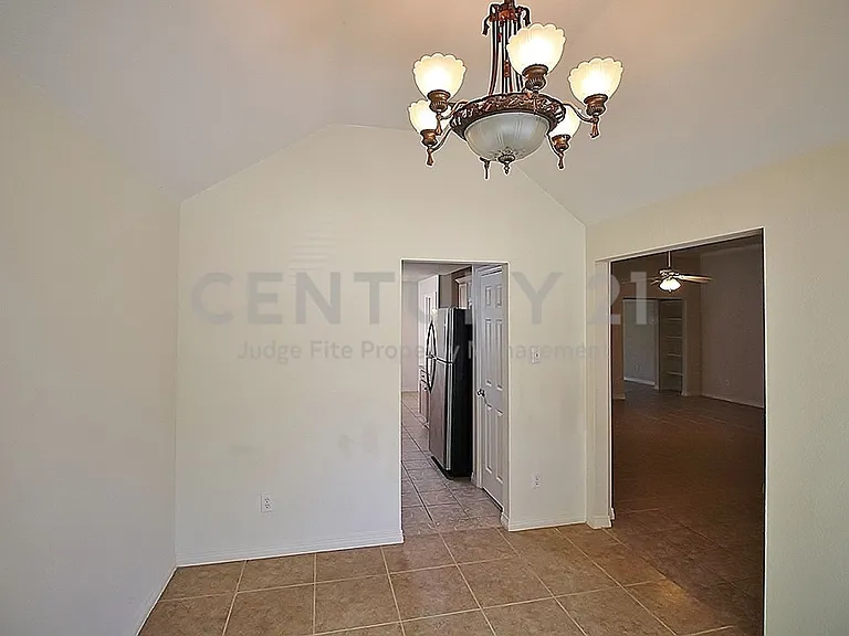 809 Foxwood Ln — Photo 5