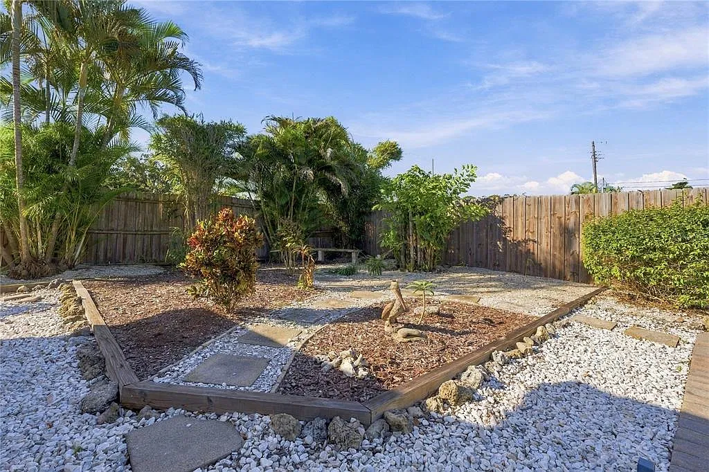 4 bed, 2.0 bath, 1434 sqft, $3,500 — Photo 4