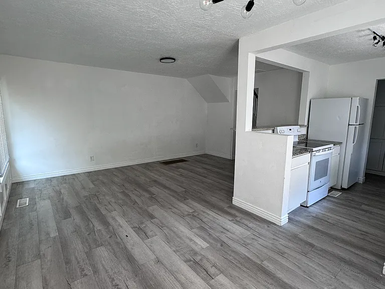 1541 S 700 E — Photo 2